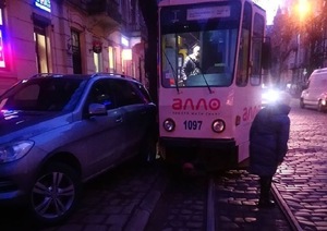 У Львові трамвай зійшов з рейок і зачепив «Mercedes» (фото)