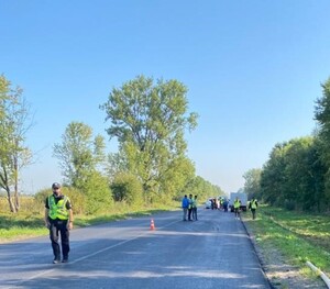 У поліції прокоментували ситуацію щодо наїзду на дорожніх робітників на Львівщині (відео)