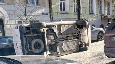У Львові перекинувся автомобіль