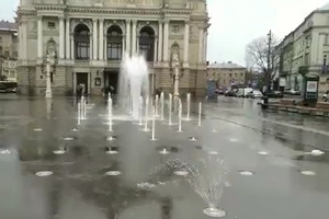 У Львові тестують фонтан біля Оперного театру (відео)