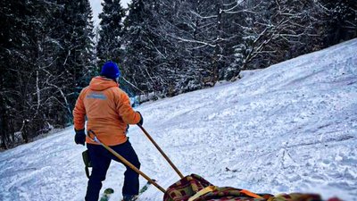 На Львівщині рятувальники евакуювали з гори травмовану лижницю