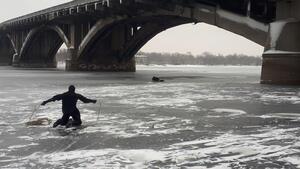 Народився у сорочці: у Києві чоловік вижив після падіння з "Мосту метро" у Дніпро (ФОТО, ВІДЕО)