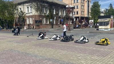 Поліція розшукує батьків хлопчика, який дитячою машинкою важко травмував жінку (ВІДЕО)