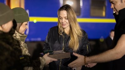 Анджеліна Джолі поїхала з України залізницею