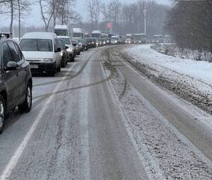 Увага, водії! У поліції попередили про ускладнення в русі на одній з доріг міжнародного значення