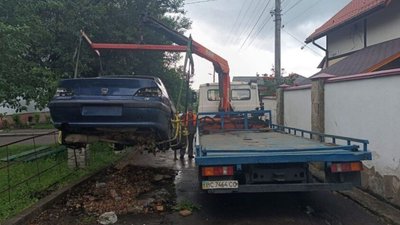 У Винниках з вулиці забрали покинуту автівку, яка стояла понад 5 років