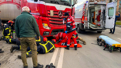 Діставали з-під вантажівки: у Тернополі водій фури наїхав на жінку (ФОТО)