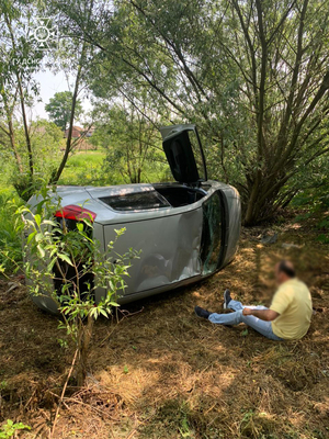 На очах автівка злетіла з дороги та перекинулася: рятувальник поза роботою врятував життя людині (ФОТО)