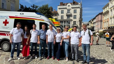 У Львові велоконвой з Німеччини передав Україні 14 автомобілів швидкої медичної допомоги