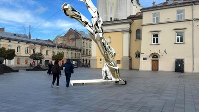 У Львові встановлять скульптурну інсталяцію «Пройти через…»