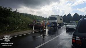 До уваги водіїв: на трасі "Київ–Чоп" через масштабну аварію ускладнення в русі (ФОТО)