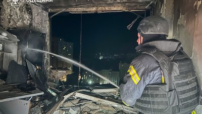 В Одесі на рятувальників обвалились конструкції під час ліквідації наслідків після російської атаки