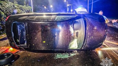 У Львові п’яний водій Škoda злетів з дороги та перекинувся