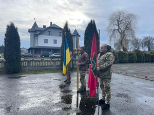 В останню путь проводжала вагітна дружина і маленький син: на Львівщині попрощалися із прикордонником (ФОТО)