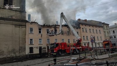 Рятувальники ліквідовують наслідки шахедної атаки на Львів (ФОТО, ВІДЕО)