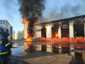 Ворог зі зла гатить по мирному населенню: на Луганщині зруйновані будинки та продуктовий склад (ФОТО)