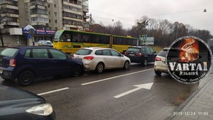 ДТП на Сихові: зіткнулися два автомобілі, є потерпілі (фото, відео)