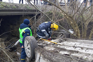 Поблизу Гусятина легковик злетів з дороги і перекинувся на дах (ФОТО)