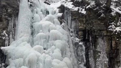 На Прикарпатті замерз Манявський водоспад