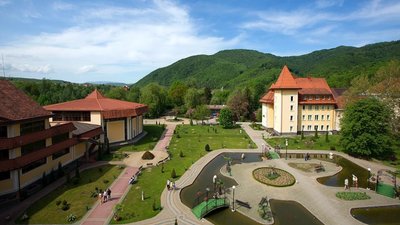 Сучасний санаторій Квітка Полонини для лікування та відпочинку серед Карпат