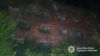 На Закарпатті пʼяна 14-річна дівчина випала з вікна четвертого поверху