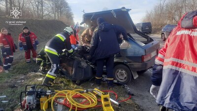 На Львівщині сталося зіткнення легкового автомобіля з вантажівкою "MAN" (ФОТО)