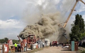 У столиці сталася пожежа на заводі "Кузня на Рибальському" (фото, відео)