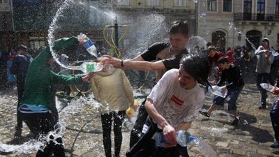 У понеділок традиційних обливань на площі Ринок у Львові не буде