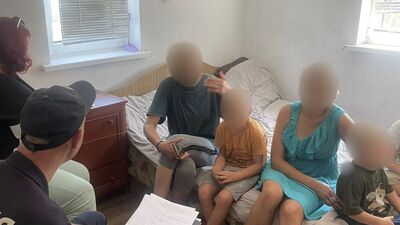 На Буковині жінка прив’язала свого 10-річного сина ланцюгом та тримала його у дворі (ФОТО)