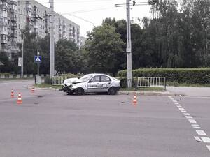 У Львові на перетині вулиць Любінська - Виговського зіткнулися два автомобілі (ФОТО)