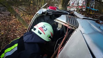На Вінниччині рятувальники деблокували 16-річного водія, який врізався у дерево