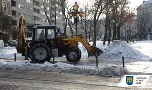 ЛМР: у місті працює 77 одиниць снігоочисної техніки