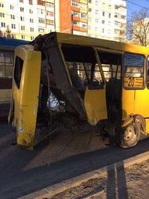 П’яний водій джипа влетів у маршрутку, що стояла на світлофорі: ДТП у Чернівцях (фото)