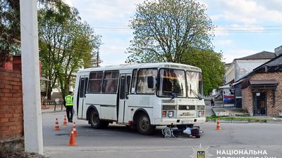На Хмельниччині 79-річний водій автобуса збив велоcипедиcтку
