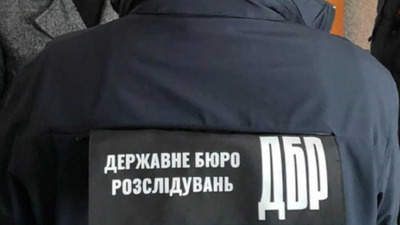 ДБР затримало правоохоронця з Львівщини, який переправляв знайомих за кордон