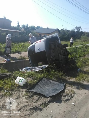 На Львівщині перекинувся автомобіль