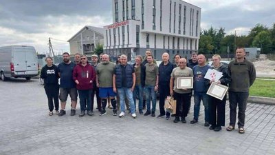 У Львові латвійці передали 16 авто та запчастини FPV для ЗСУ