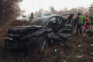 На Київщині "Toyota Camry", на російських номерах, протаранила дві автівки, розчавила відбійник та вилетіла у кювет (фото, відео)