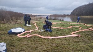 На Львівщині сталося масштабне забруднення нафтою води у Дністрі