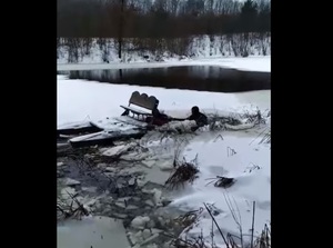 На Львівщині з озера поблизу бази відпочинку витягнули тіло людини (відео)