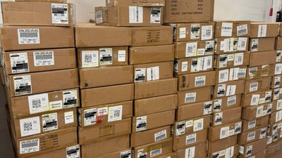 На кордоні з Польщею під тонною кабаносів виявили контрабанду телефонів і парфумів