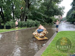 Танець блискавки, затоплені черевики, розваги у воді: підбірка курйозів сьогоднішньої зливи (відео, фото)