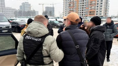 Фальшиві 100 доларів за пів ціни: у Києві викрили схему збуту підробленої валюти
