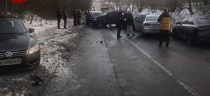 Під Києвом сталася масова ДТП автомобілів, є постраждалі (відео)