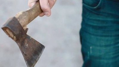 У Черкасах чоловік вдарив військового ТЦК сокирою