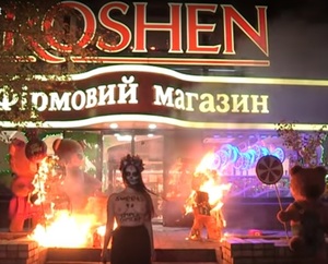 Оголена активістка Femen палила ведмедів біля магазину Roshen, вимагаючи відставки президента (відео 18+)