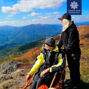 Патрульні по-особливому підкорили чергову вершину на Львівщині (фото)