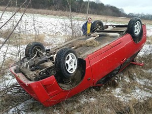 Під Львовом авто вилетіло з дороги і перекинулося (фото)