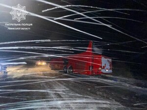 На Львівщині потрапив в халепу туристичний автобус (ФОТО)