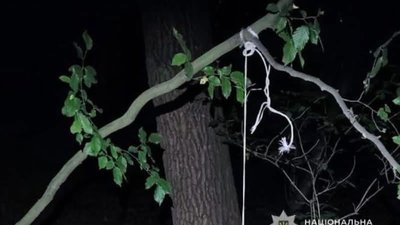 У Львівській області чоловік повісив собаку в лісі